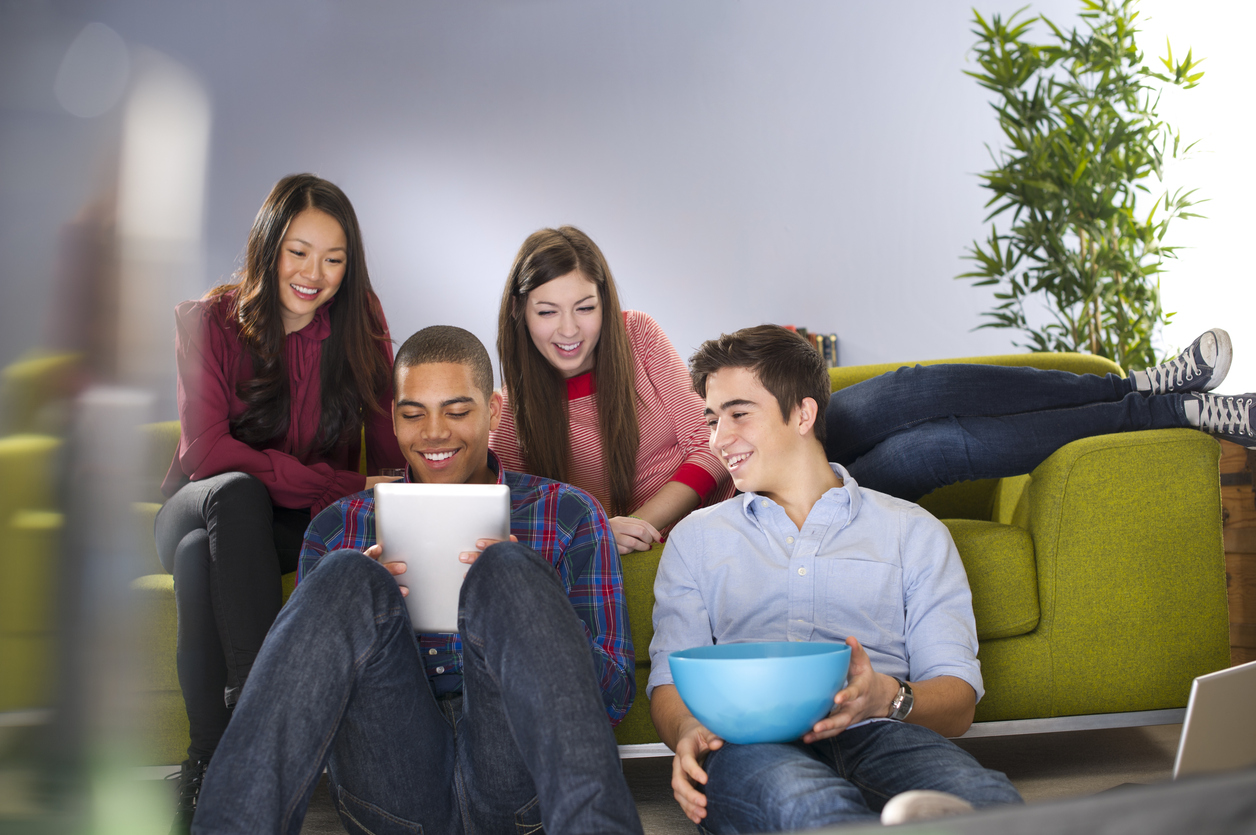 Pictures is of her friends. Тинейджер ТВ. Friend House люди. Watching. Students are watching TV.